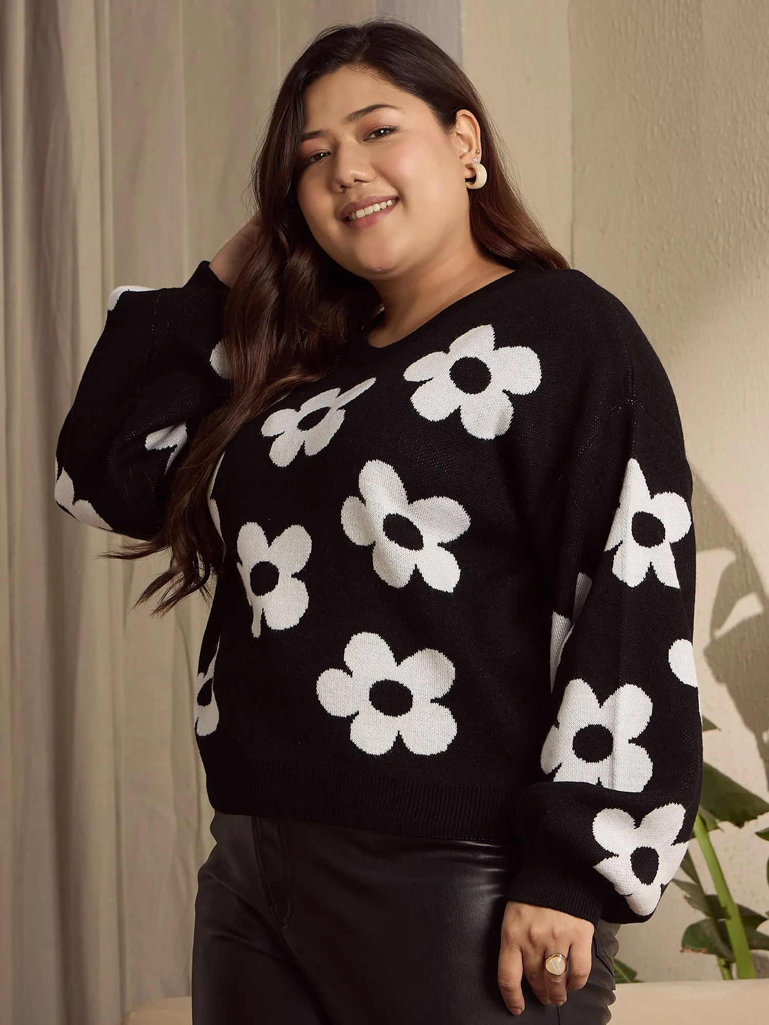 Berrylush Curve Women Black & White Floral Printed Round Neck Polyester Drop-Shoulder Sleeves Ribbed Hem Regular Pullover