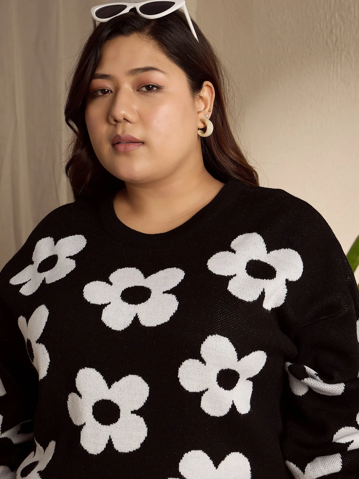 Berrylush Curve Women Black & White Floral Printed Round Neck Polyester Drop-Shoulder Sleeves Ribbed Hem Regular Pullover