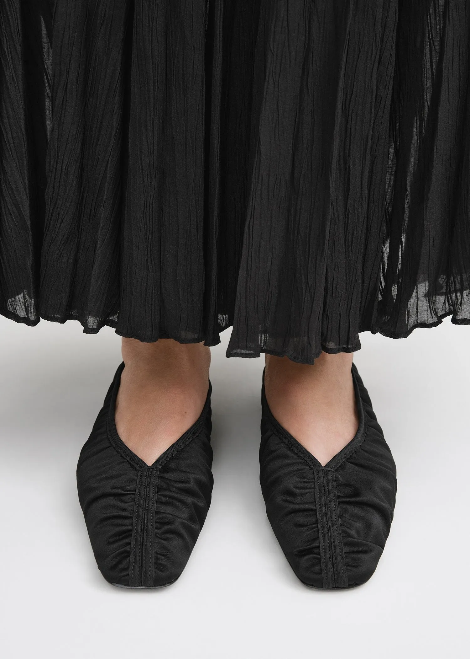 Gathered satin flats black