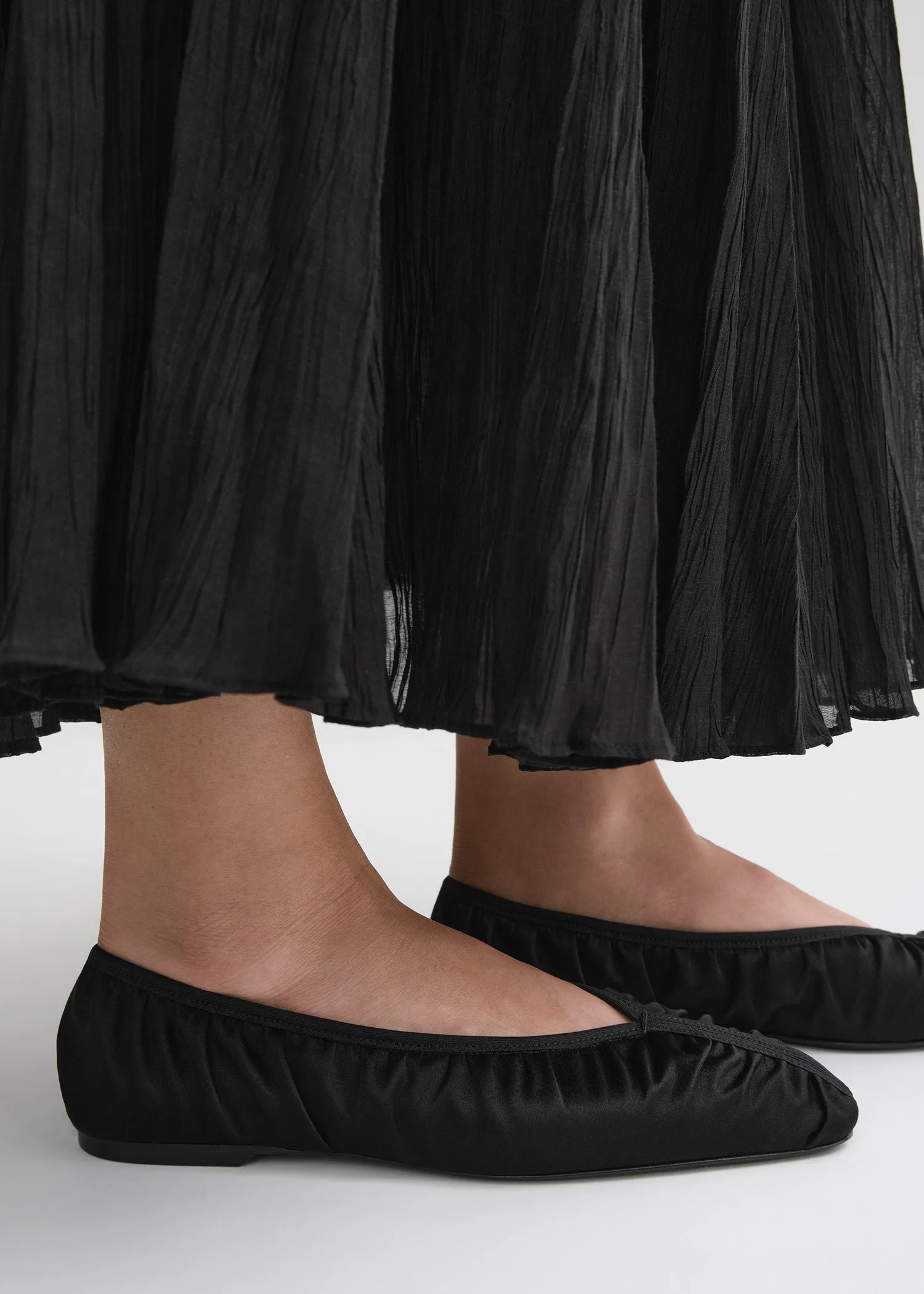 Gathered satin flats black