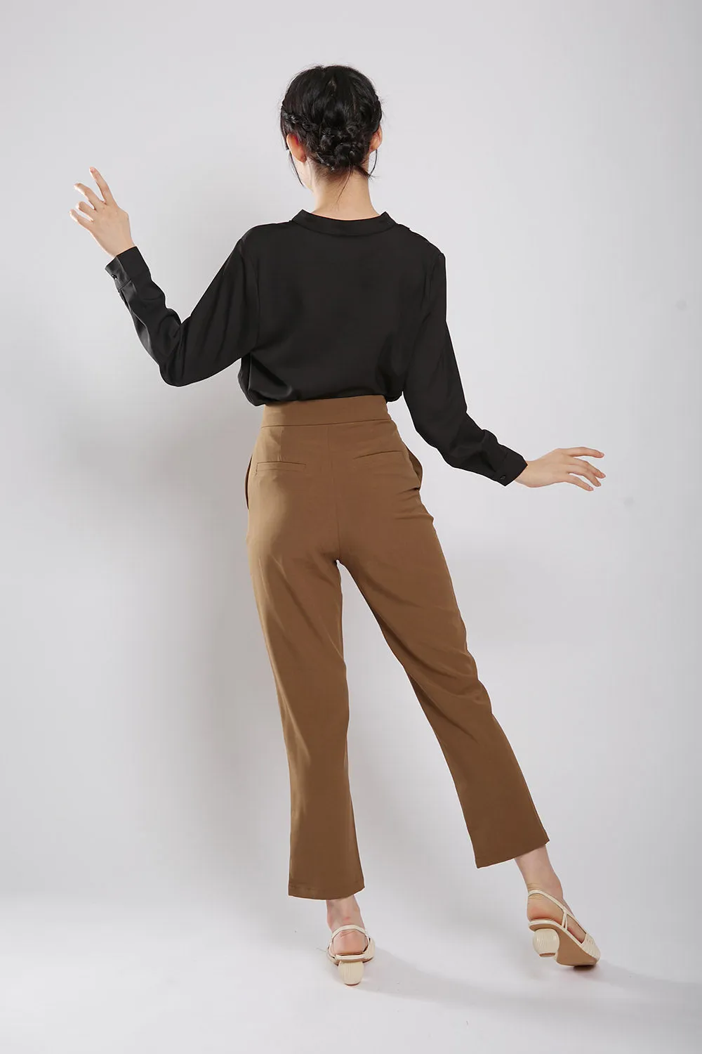 Yuri Tapered Pants in Brown