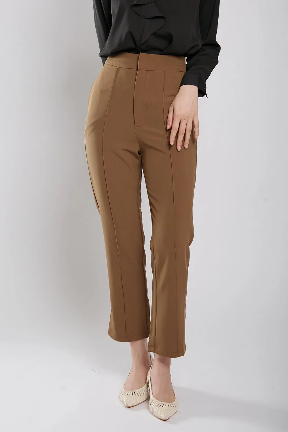 Yuri Tapered Pants in Brown