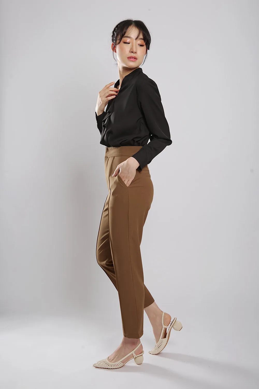 Yuri Tapered Pants in Brown