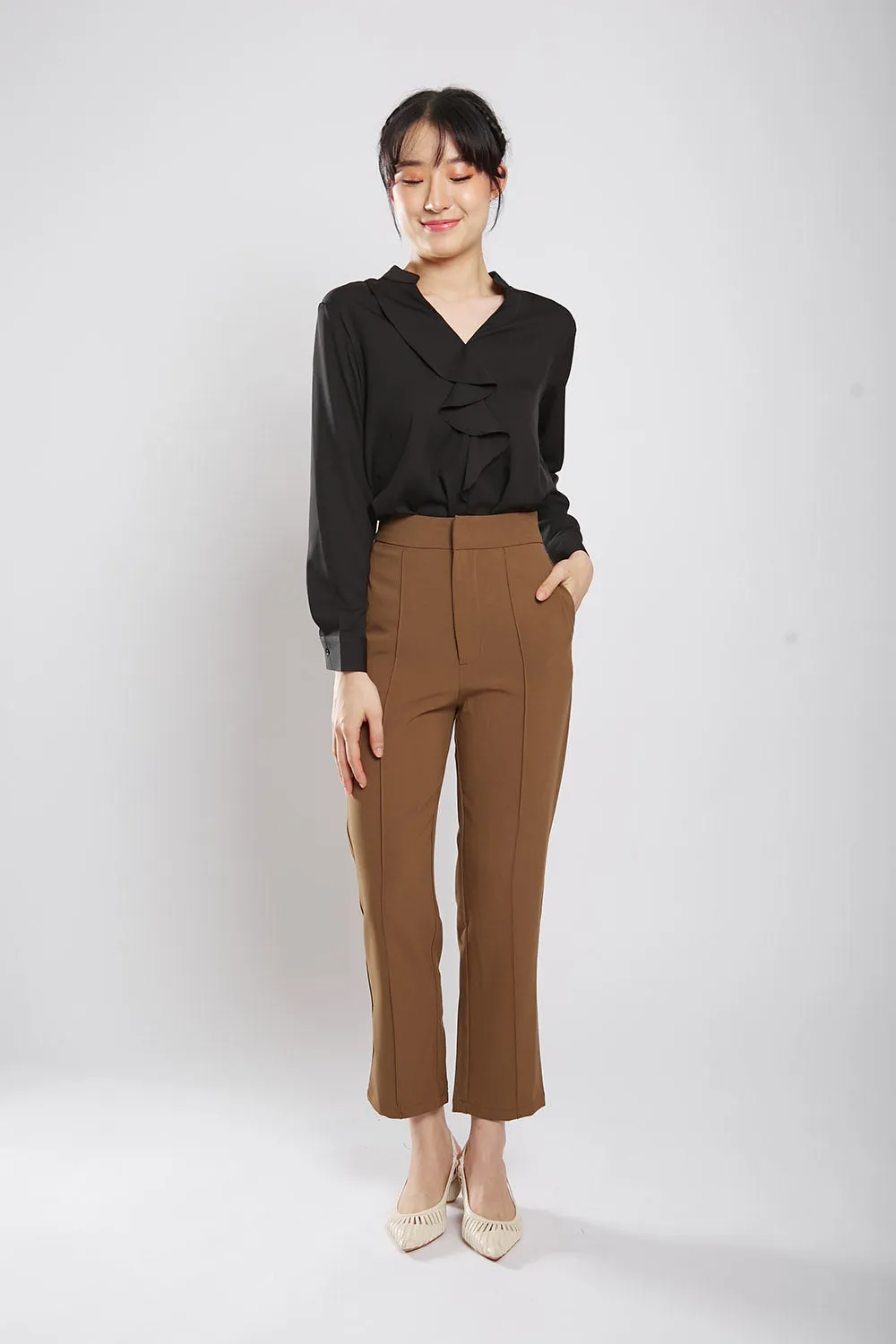 Yuri Tapered Pants in Brown