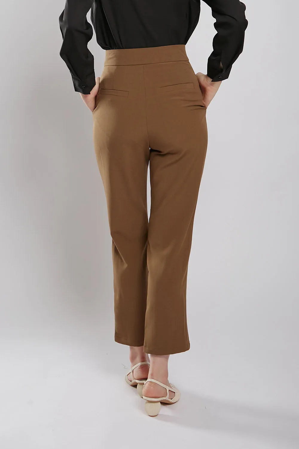 Yuri Tapered Pants in Brown