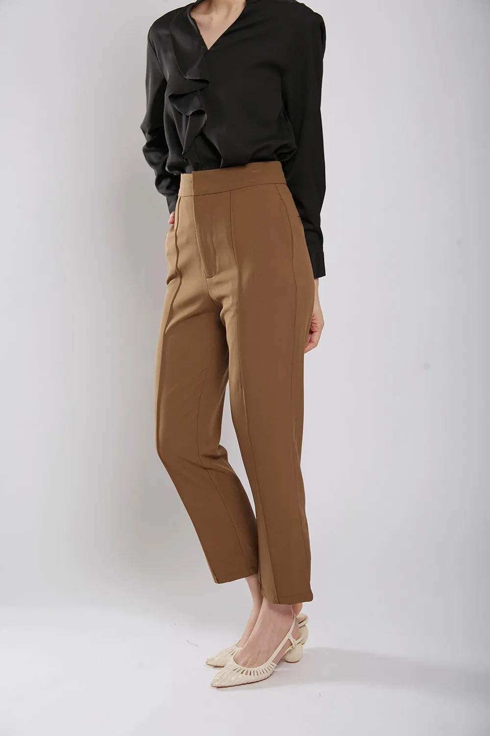 Yuri Tapered Pants in Brown